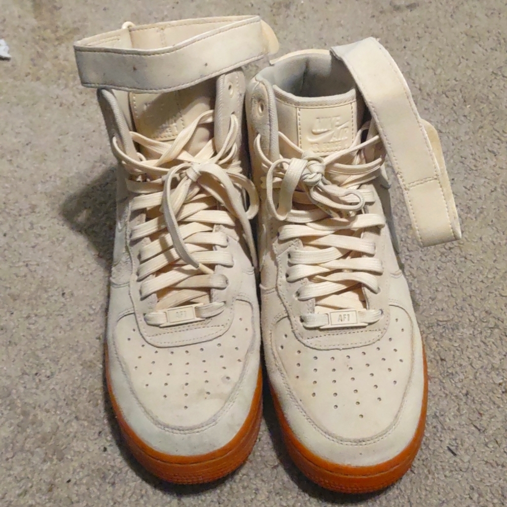 Nike aa118-100 tan suede high tops  size 8  mens Nike air Force 1 high tops